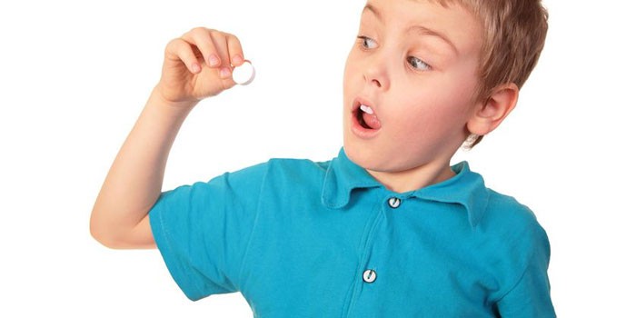 Ребенок с таблеткой в руке