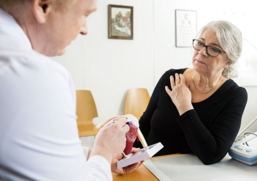 Болит спина с левой стороны возле лопатки