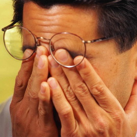 черные мушки перед глазами и болит голова что это