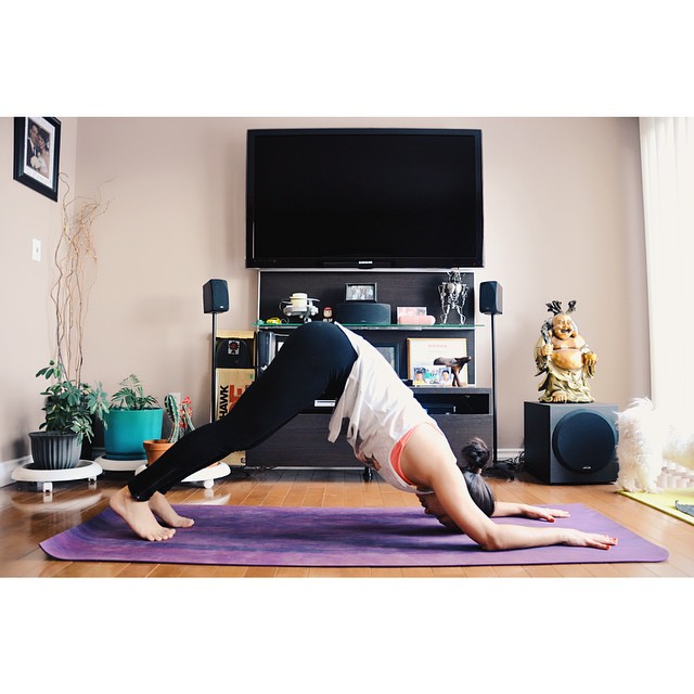 Поза Собаки мордой вниз с опорой на предплечья (руки в позе Дельфина)