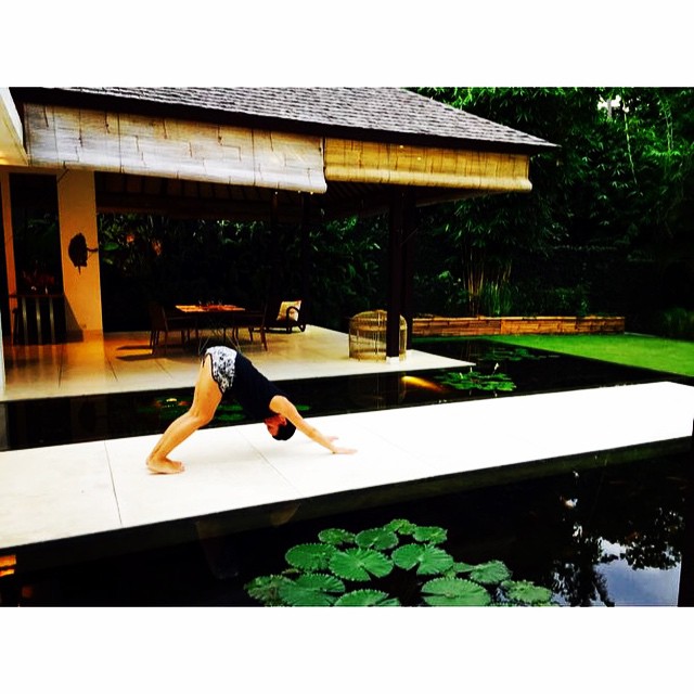 Поза Собаки мордой вниз с согнутыми коленями