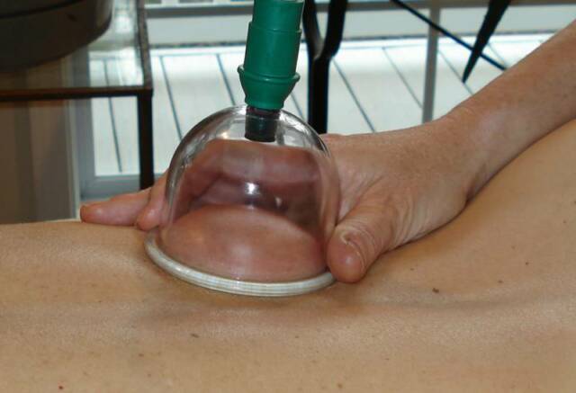 Можно делать массаж болит спина