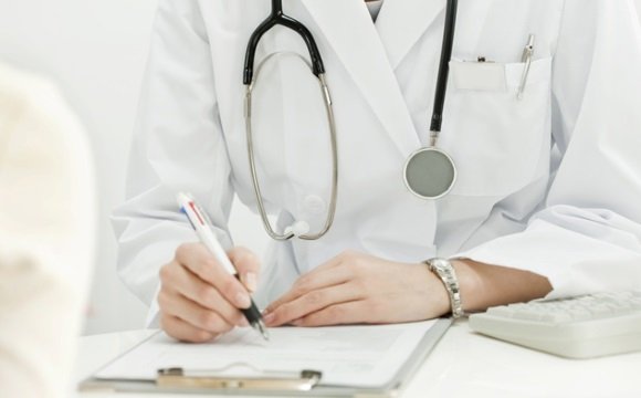 Врач пишет рекомендации по лечению